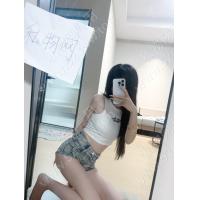 饼饼白色莫代尔带胸垫背心